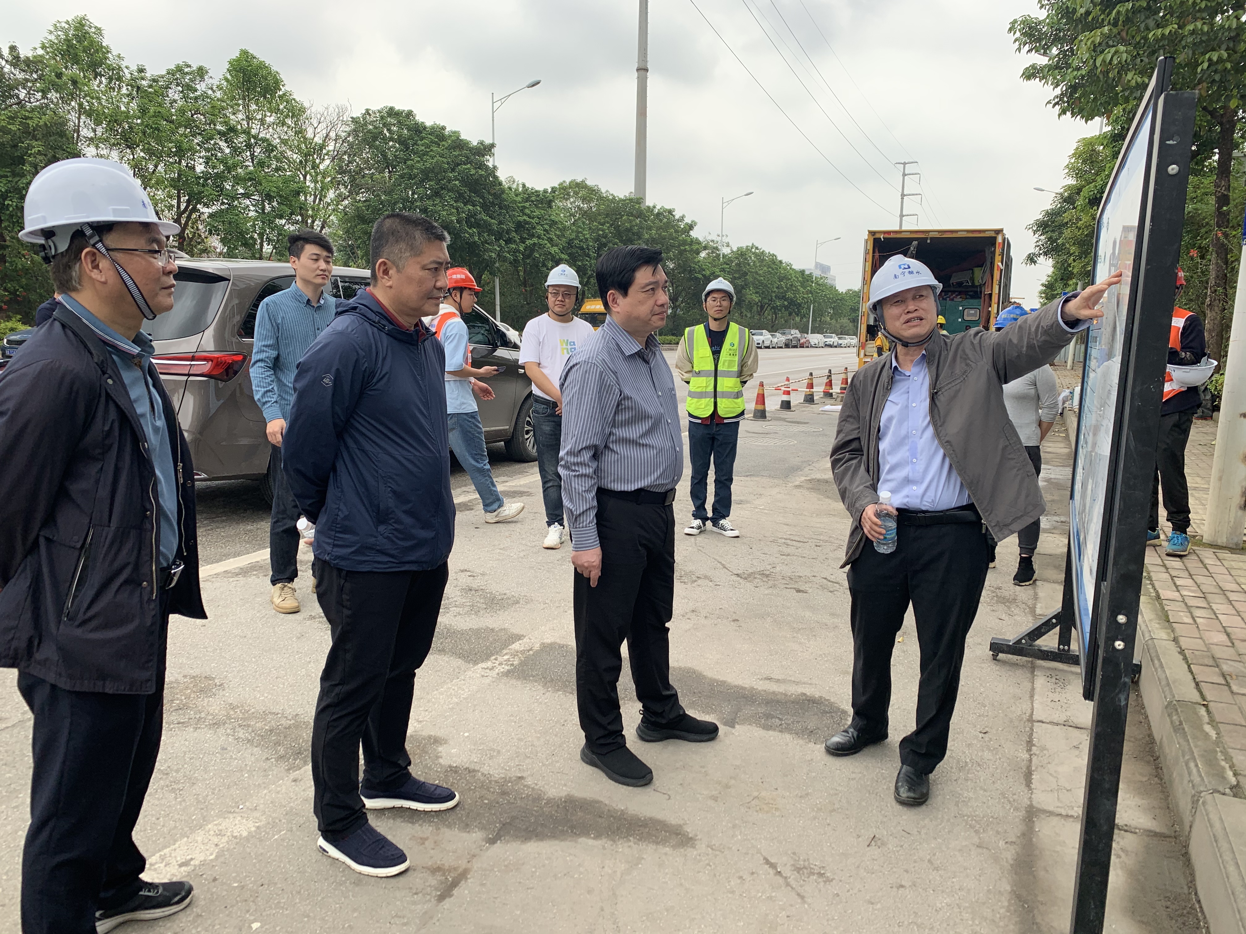 南寧市委常委、政法委書記黃寧到南寧市雨污水管網改造項目第六期工程開展調研工作